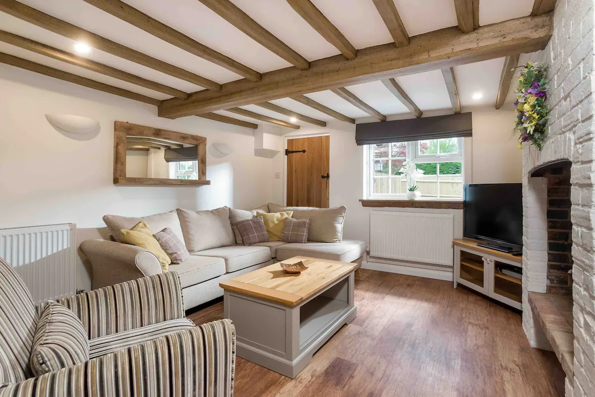 https://holidaycottagestratforduponavon.co.uk/wp-content/uploads/2024/12/49a21e5d-422c-40c3-92e0-fed6c155b9d7.webp